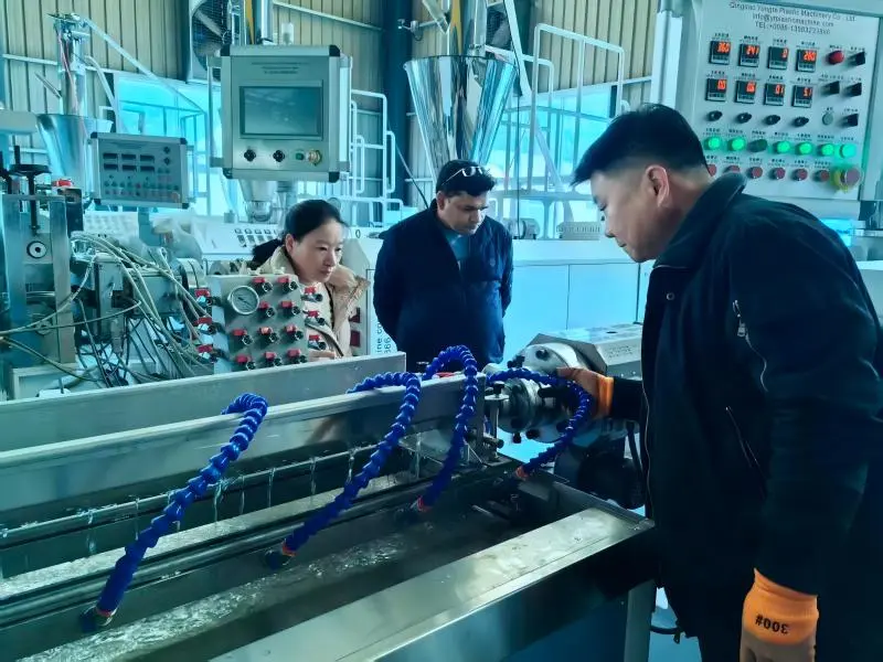 دستگاه لوله آبیاری لاستیکی که در محل برای مشتری هندی کار می کند