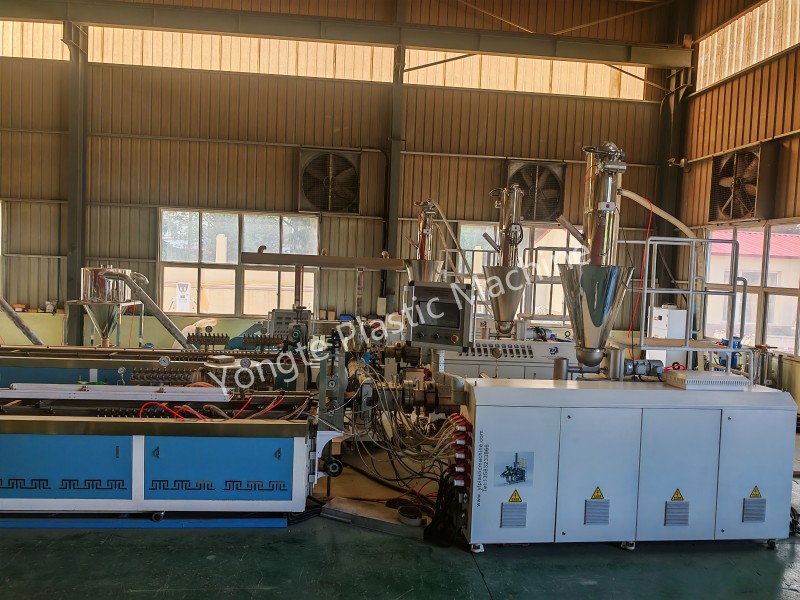 Yongte با موفقیت خط جدید Co-Extrusion را با فناوری منبت سه بعدی درون خطی برای WPC Decking راه اندازی کرد.