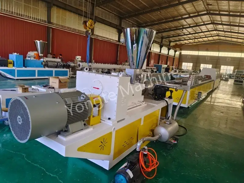 خط اکستروژن نمایه درب Yongte WPC برای مشتری هندی